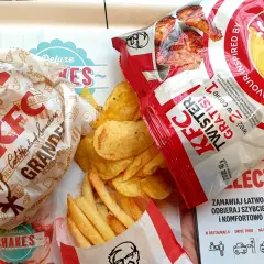 Ile kosztuje kubełek frytek w KFC? Sprawdź ceny i promocje