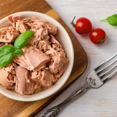 Tuńczyk w sosie własnym z czym jeść? Odkryj pyszne połączenia