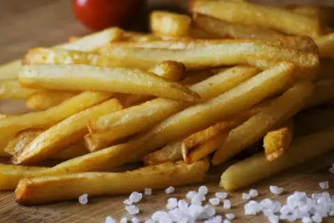 Ile kcal mają frytki domowe? Zaskakujące fakty o kaloriach