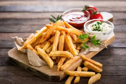 Frytki z czym na obiad – najpyszniejsze połączenia i sosy do frytek
