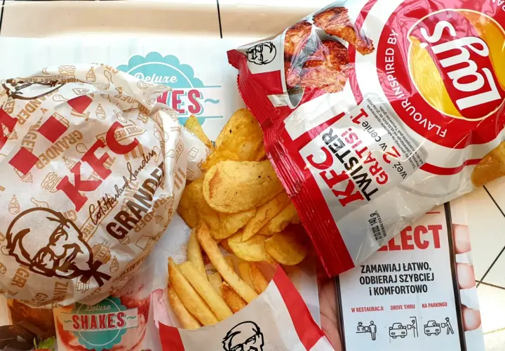Ile kosztuje kubełek frytek w KFC? Sprawdź ceny i promocje