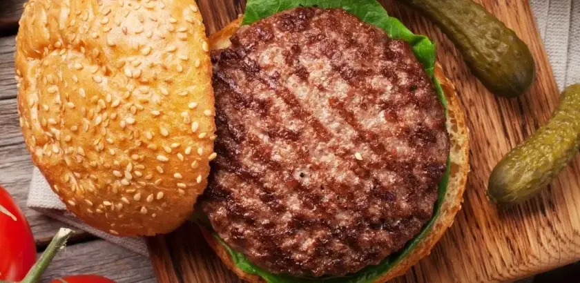 Jakie mięso na burgera? Odkryj najlepsze opcje dla smaku i soczystości